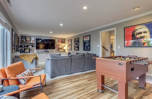 Bel Aire House | The Red Rocks Basecamp: Flatiron Views, Hot Tub, & Vintage Arcades!