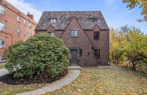 Shadyside Apartment | The Walnut Suites - The Emerald Suite