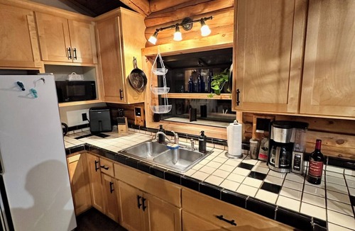 Chiloquin Apartment | The Waterwheel Cabin & Guide Room/Family Retreat