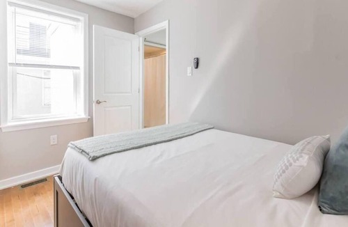 Graduate Hospital Apartment | This apartment is a 2 bedroom(s), 1 bathrooms, located in Philadelphia, PA.