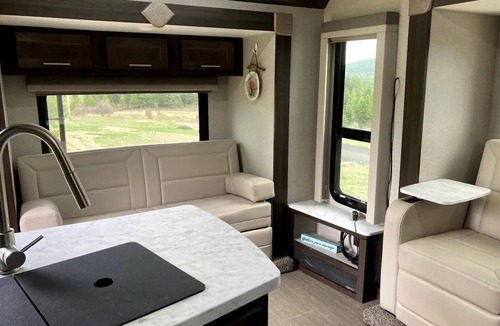 St. Maries House | Tiny Caravan Great for Couples with Landscape Views in Idaho