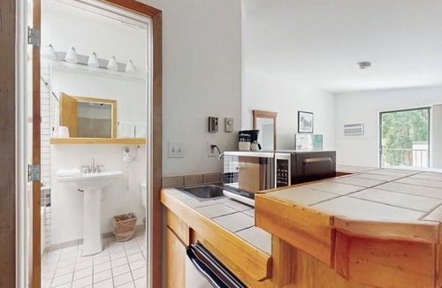 West End Cabin | Top-floor Main Street studio with pool & hot tub - walk to lifts