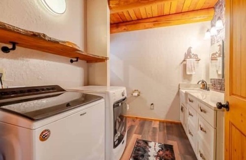Gates Cabin | Tranquil River Front Log Cabin Retreat