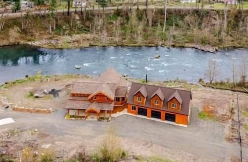 Gates Cabin | Tranquil River Front Log Cabin Retreat