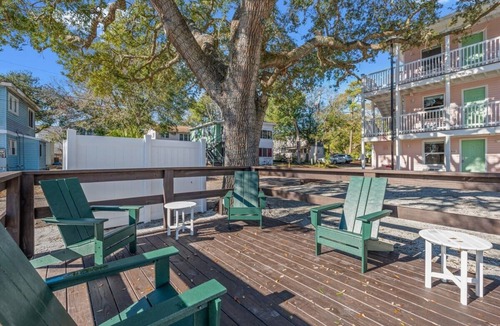 Windy Hill Apartment | TreeHouse Lodge, Walk to Beach, Pet-Friendly 103