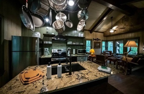 Robbinsville Cabin | Treehouse Over Creek with WiFi, private hiking trails, firepit & swimming hole
