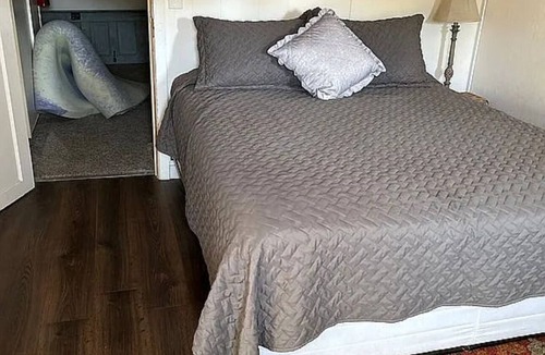 Roseburg Cabin | Two Bedroom Queen/twin Suite- Historic Lodge on the North Umpqua River