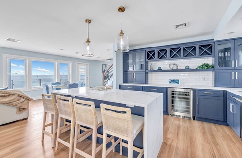 Devon House | Ultimate Beachfront Retreat Rooftop Deck, Dual Kitchens & Ocean Views