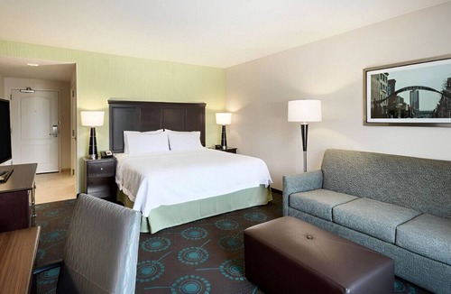 Newark Resort | Ultimate Retreat for Couples! Free Breakfast