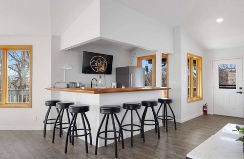 Lakewood House | Ultimate Treehouse Mansion with Swim Spa, Sleeps 31