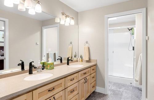 Medford House | unforgettable stay at Edgewater Drive