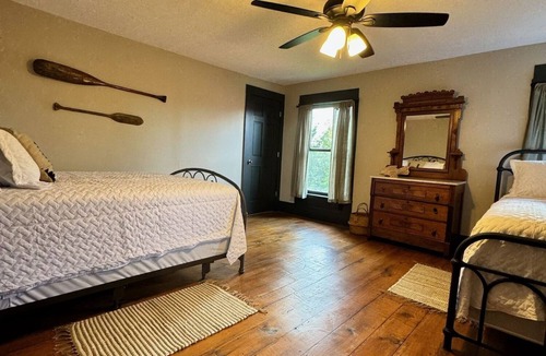 Dellroy Cabin | Unique house with mancave and game room. Wildlife, pet friendly, hot tub, Wi-Fi!