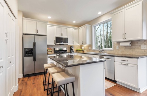 Mountlake Terrace House | Upscale 4BR Upper Unit with Fireplace & Greenbelt Views