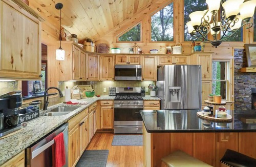 Morganton Cabin | Upscale Cabin! Hot Tub & Arcade!