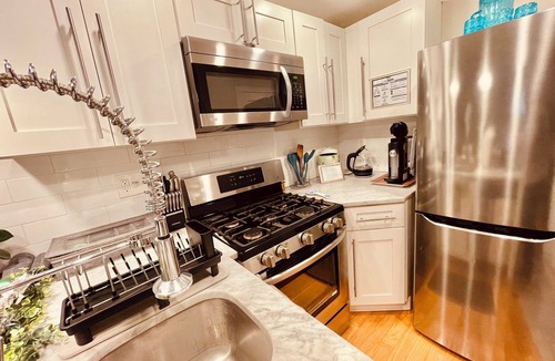 Capitol Hill Apartment | Urban Serenity - Chic 1-bedroom apt in DC - 5 min walk to metro, near monuments