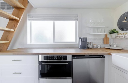Camas Apartment | Urban Tiny House near Portland & Columbia Gorge