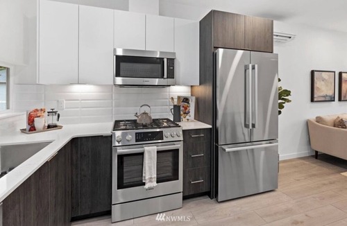 Haller Lake House | ⚽️Vacation Ready, Marvelous 2.5-bedroom TH close to LightRail. Entire Space ⚽️