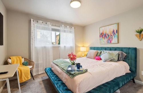 East Queen Anne Apartment | Vibrant 2bed Condo - Stroll to SEA Space Needle