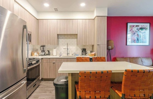 Mount Wilson Apartment | Vibrant Unit in Griffith