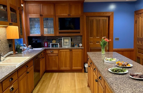 Madrona House | Victorian Tranquility within 4 miles of Lumen Field