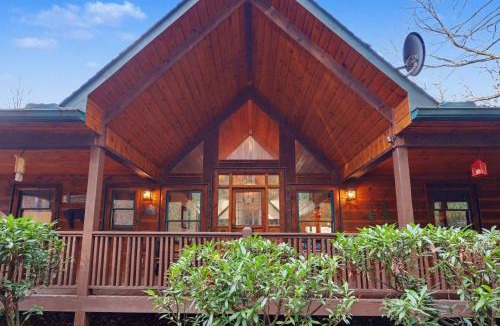 Hiawassee House | Vintage Luxury Mountain Cabin, Creekside, King Bed, Spa, Fire Pit, Game Room, DogsOk
