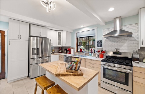 SeaTac House | Walk 2 Light Rail-Quiet-HotTub-0.5 mi 2 Airport-Food, Shopping, Fun!