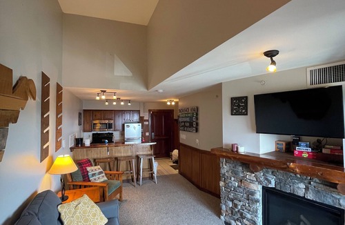 Edray Condo | Walk to lifts-1bdrm w/hot tub & amazing sunsets from top floor of Rimfire Lodge