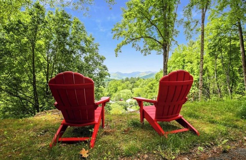 Burnsville Cabin | Walk to Main St., Pets OK, Close to Farmers Market, 30 min to Hatley Pointe