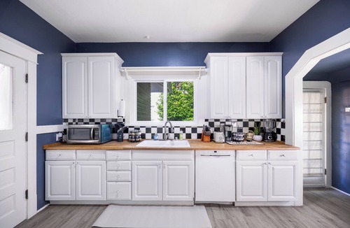 University District House | Walk to UW, Light Rail - 3BR Seattle Craftsman, AC, Gym, 24/7 Security, 2Parking