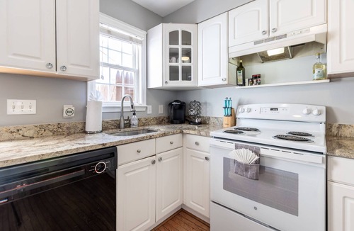 Eastport House | Walk to Waterfront & USNA from Eastport Gem with Fire Pit, Porch & Fenced-In Yard