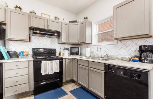 Weinland Park House | Walkable 1900s Townhome | Free Parking + Pets OK