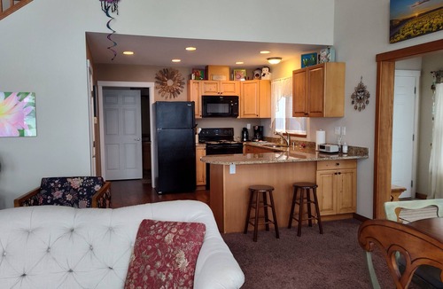 La Conner House | Waterfront, 2 kitchens, 2 living areas, 3 bedrooms, 3 bathrooms. Quiet.