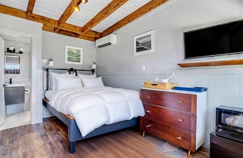 Hampton Bays Hotel | Waterfront studio and more in a Boutique Hotel, Heart of Hampton Bays,.