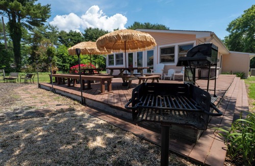 Stevensville House | Waterview Home! Beach Volleyball! Near Wedding Venues! Walk to Bar & Restaurant!