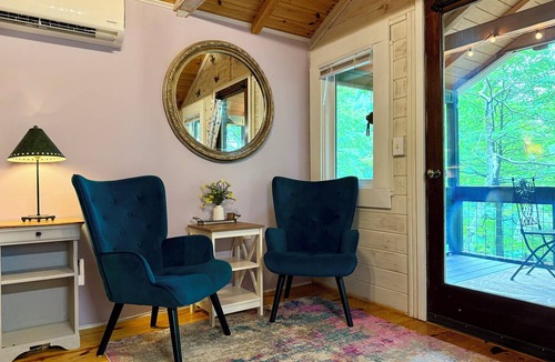 Laurel Ridge Cabin | Welcome to Black Mountain Stomping Ground's Auntie's Attik w Mtn Views/porch