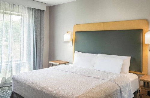 Canonsburg Hotel | Well-Equipped Executive Suite Close to Corporate Centers & Pittsburgh Highlights