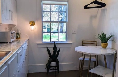 Dundee Cottage | Whimsical Cottage w/Pond View