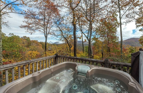 Fairview Cabin | Woodhaven | Private, Pet Friendly, Hot Tub & Mountain View!