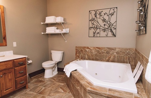 Dundee Cabin | Woodlands & Wildlife Suite: Luxury, Lodge Suite in Amish Country, Ohio