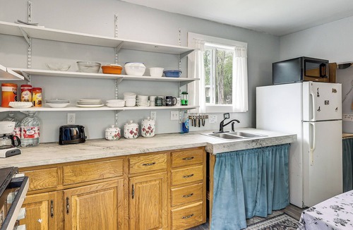 Marydel Cabin | Woodsy + Secluded! Amish Country Retreat in Hartly
