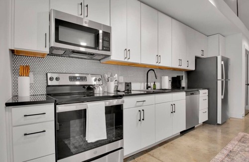 Judson Apartment | Workers Paradise | Pool | Gym | Mins from DT GVL!