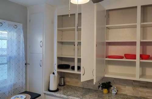 Kenmore Apartment | YOUR Cozy 2brm Upper Kenmore Retreat w balcony near Buffalo & Niagara Falls.