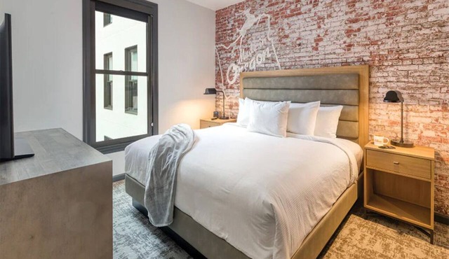 1 Bedroom Deluxe Suite, Portland, Waterfront Park!!