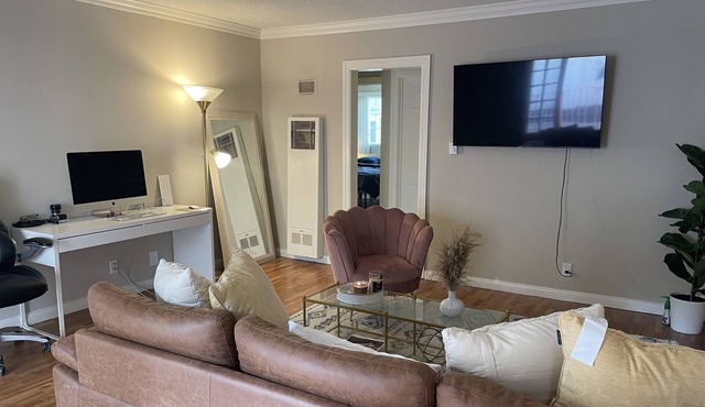 1 spacious Cozy Room right by the Santa Monica Pier.