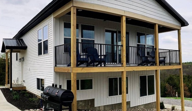 100 Acre Relaxing Retreat Near ARK- The Farmhouse