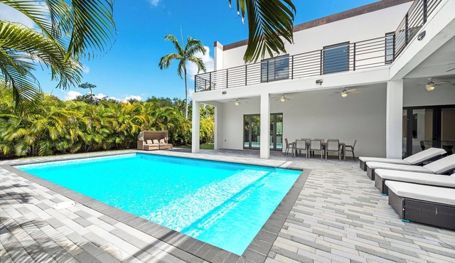 10BR Modern Spacious New Villa, Pool, Games & Grill