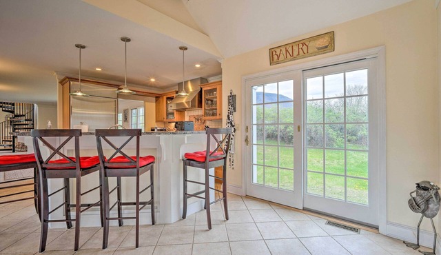 13-Acre Manchester Retreat: 13 Miles to Bromley!