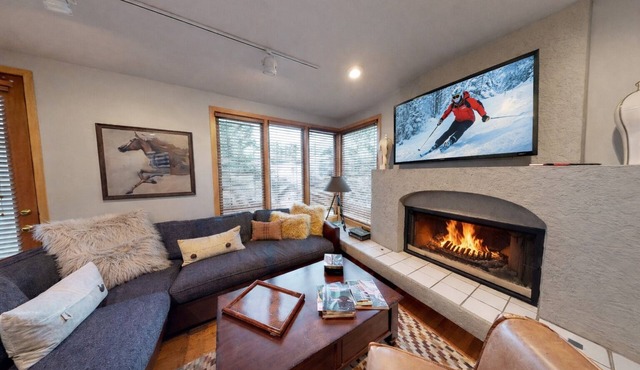 1382 Empire Mountain Escape Hot Tub and Ski Access