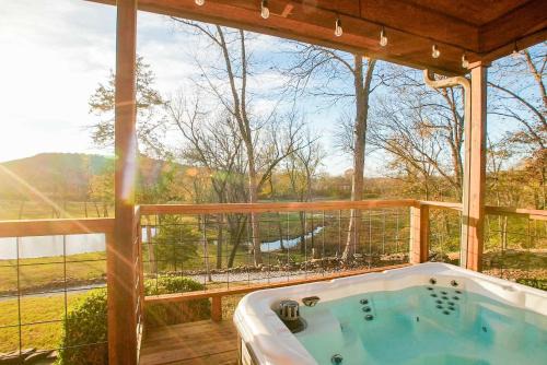 15 Mins to U of A - Pool & Hot Tub