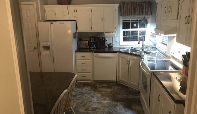 15 PRIVATE ACRES ! WATERFRONT, SWIMMING POOL ! HOT TUB ! PETS WELCOME TOO !